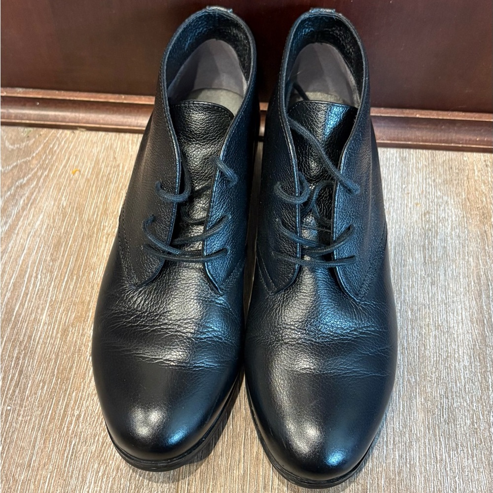 SoftWalk Black Women's Lace-Up Leather Quiet Luxury Ankle Booties 7.5N